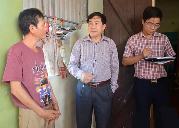 Phó Giám đốc Sở Y tế Nghệ An Nguyễn Xuân Hồng (đứng giữa) cùng đoàn công tác nắm bắt tình hình bệnh dại tại gia đình các nạn nhân ở huyện Nghi Lộc.