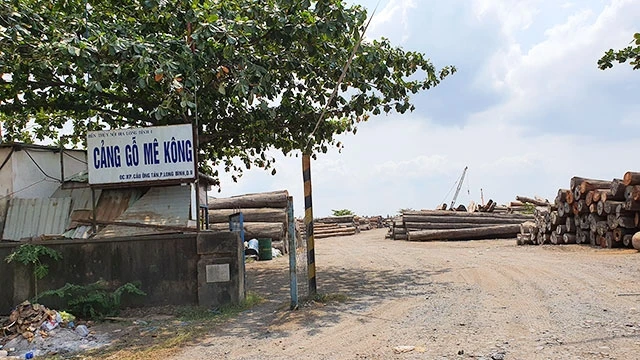 Đang chiếm dụng đất công nhưng Công ty CP tiếp vận Mê Kông vẫn cho thuê lại khu kho bãi này.