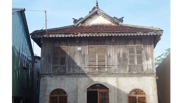 Ngôi nhà cổ 150 năm của gia đình bà Ma-ri-em ở xóm Chăm.