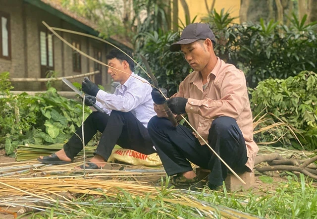 Những người thợ Hà Nhì đang chẻ lạt phục vụ cho việc trùng tu ngôi nhà.