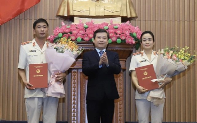 Viện trưởng VKSND tối cao Lê Minh Trí (giữa) trao quyết định, tặng hoa chúc mừng hai đồng chí Phó viện trưởng VKSND tối cao Nguyễn Hải Trâm và Nguyễn Duy Giảng. Ảnh: VKSND tối cao.