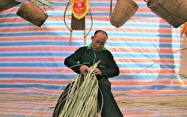  Ðan lu cở là công việc hằng ngày của ông Mùa A Vừ.