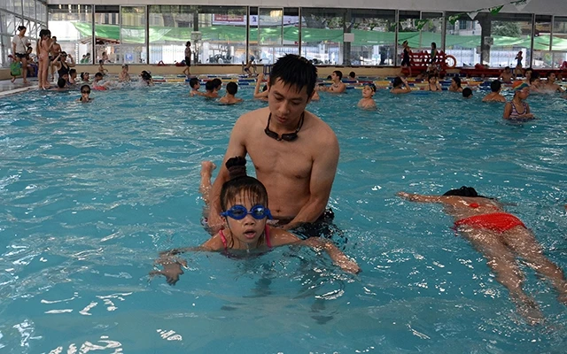 Một lớp dạy bơi cho trẻ em tại quận Hai Bà Trưng, Hà Nội.Ảnh: MINH HÀ