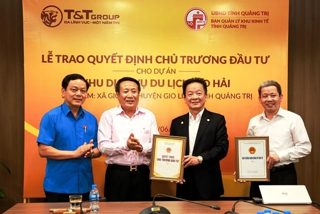 Ông Hà Sỹ Đồng (thứ hai từ trái sang) - Phó Chủ tịch UBND tỉnh Quảng Trị trao Giấy chứng nhận đầu tư cho Chủ tịch HĐQT kiêm Tổng Giám đốc Tập đoàn T&T Group Đỗ Quang Hiển (thứ hai từ phải sang).