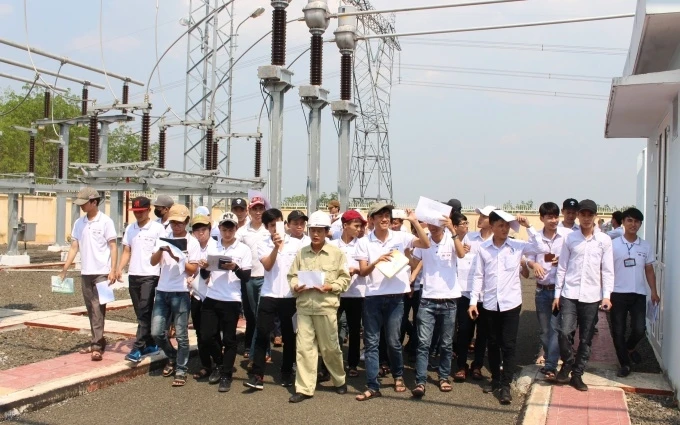 Sinh viên ngành Kỹ thuật điện, Phân hiệu Đại học Đà Nẵng tại Kon Tum tham quan trạm 220kV Kon Tum.