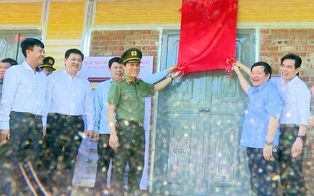 Lễ trao nhà tình nghĩa cho hai hộ nghèo đặc biệt khó khăn của huyện Vân Hồ.