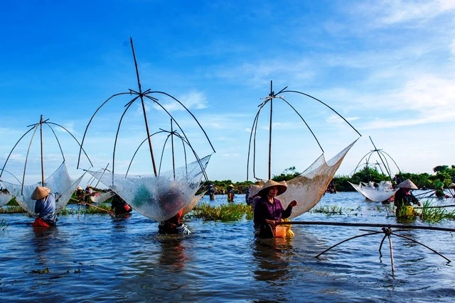 Lễ hội đánh cá Đồng Hoa được tổ chức thường niên mỗi năm một lần khi người dân hoàn tất thu hoạch mùa màng và luôn mang đậm màu sắc dân gian.