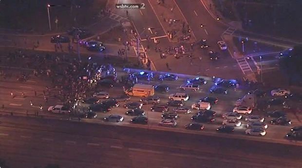 Người biểu tình chặn một đường cao tốc chính ở thành phố Atlanta, bang George của Mỹ. (Ảnh: VNPlus)