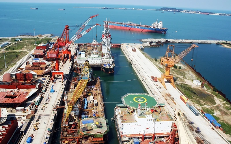  Hai tàu lớn đang được sửa chữa tại ụ tàu của Nhà máy đóng tàu Dung Quất.