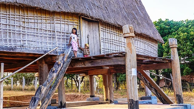 Nét kiến trúc đặc trưng của người Ba Na vẫn được gìn giữ.