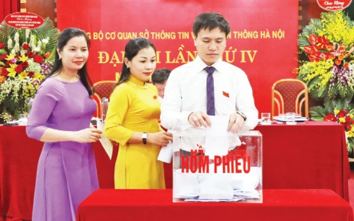 Các đại biểu bỏ phiếu bầu Ban Chấp hành Đảng bộ cơ quan Sở Thông tin và Truyền thông Hà Nội nhiệm kỳ 2020-2025. Ảnh: LÊ HẢI