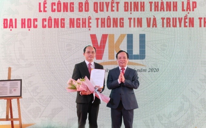 PGS, TS Huỳnh Công Pháp (trái) được bổ nhiệm làm Hiệu trưởng Trường VKU.