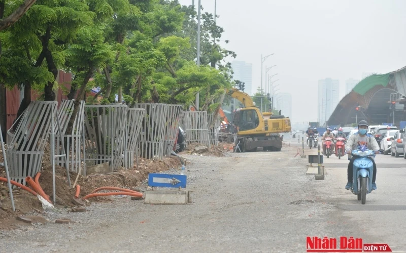 Người tham gia giao thông trên tuyến đường Nguyễn Văn Huyên (Cầu Giấy, Hà Nội) đều thấy nhiều lớp hàng rào sắt chung quanh các cây sưa đỏ.