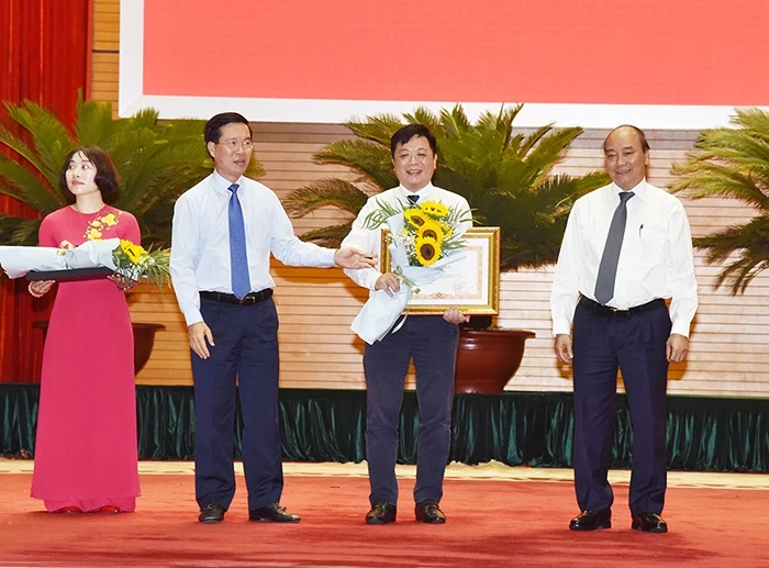 Thủ tướng Nguyễn Xuân Phúc và đồng chí Võ Văn Thưởng, Ủy viên Bộ Chính trị, Bí thư Trung ương Đảng, Trưởng Ban Tuyên giáo Trung ương tặng Bằng khen của Thủ tướng Chính phủ cho đại diện Báo Nhân Dân.