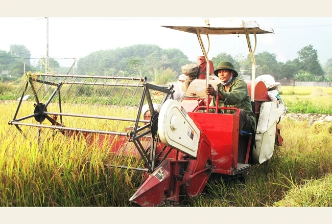 Người dân huyện miền núi Định Hóa sử dụng máy nông nghiệp gặt lúa liên hoàn và làm đất.
