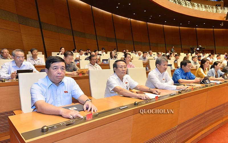 Đại biểu Quốc hội bấm nút biểu quyết, ngày 17-6. Ảnh: Quochoi.vn