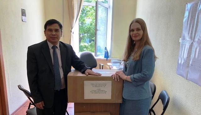 Phó Chủ tịch Hội Người Việt Nam Đoàn kết TP Ulyanovsk Nguyễn Quang Thành trao tặng khẩu trang cho đại diện chính quyền TP Ulyanovsk.