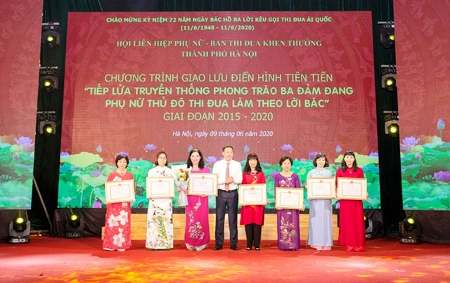 Dược sĩ Lê Thị Bình (thứ ba từ trái sang) nhận bằng khen của Chủ tịch UBND thành phố Hà Nội.