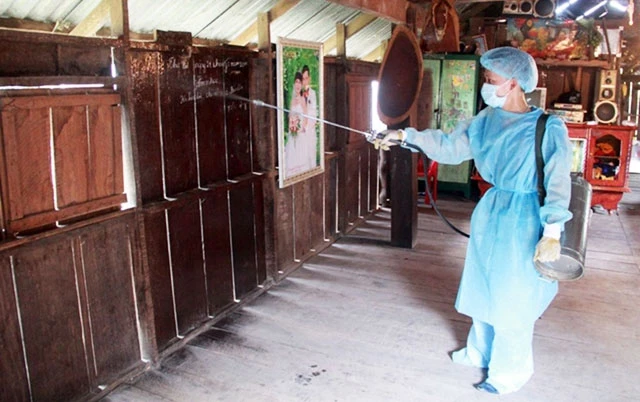 Cán bộ Trung tâm Y tế huyện Buôn Đôn (Đắk Lắk) phun hóa chất diệt muỗi tại xã Krông Na. Ảnh: BÌNH TRUNG