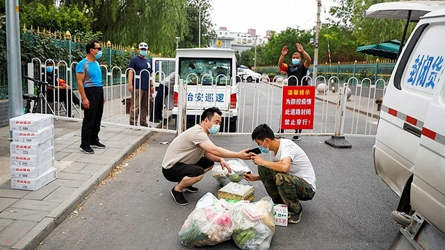 Chính quyền Thủ đô Bắc Kinh đang tiến hành các biện pháp kiểm soát dịch gắt gao. Ảnh: REUTERS