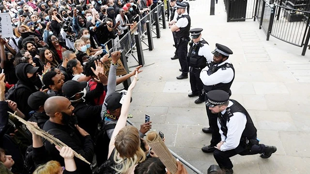 Cảnh sát Anh ngăn chặn tuần hành gần Văn phòng Thủ tướng Anh. Ảnh: REUTERS