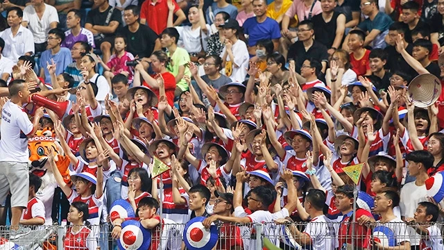 Con số khán giả đến sân đã tăng lên đáng kể ở vòng 4 V.League 2020. Ảnh: LÊ MINH