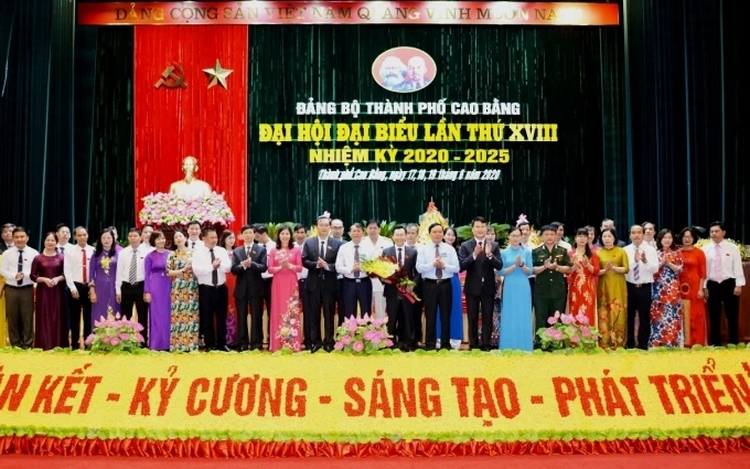 Thường trực Tỉnh ủy, UBND tỉnh Cao Bằng tặng hoa chúc mừng Ban Chấp hành Đảng bộ TP Cao Bằng, nhiệm kỳ 2020-2025.