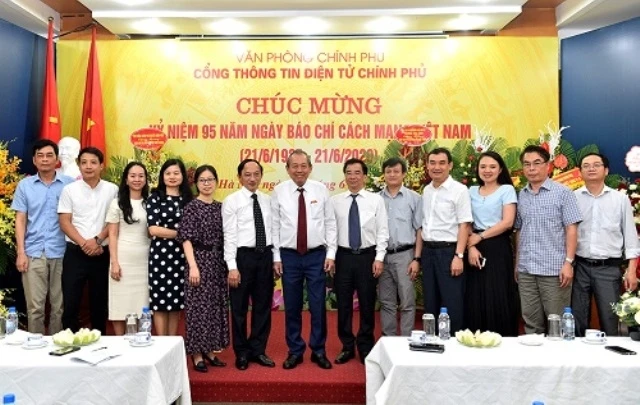 Đồng chí Trương Hòa Bình thăm, chúc mừng Cổng Thông tin điện tử Chính phủ