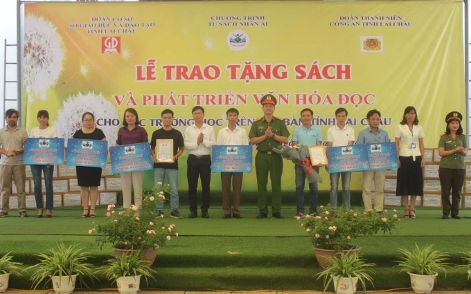 Hơn 5.200 đầu sách được trao tặng sách cho các đơn vị trường học trên địa bàn tỉnh Lai Châu.