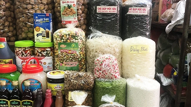 Những nguyên liệu như thạch dừa, hạt sen... nhãn mác đều không ghi xuất xứ bày bán công khai tại chợ Đồng Xuân (Hà Nội).
