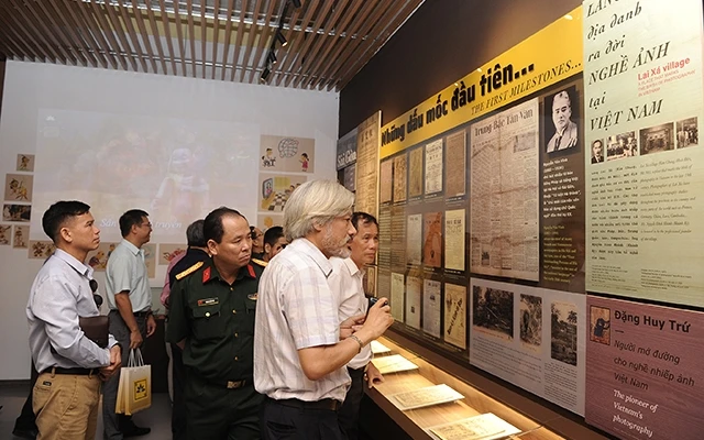 Các đại biểu và khách tham quan gian trưng bày tại Bảo tàng Báo chí Việt Nam. Ảnh: NGUYỄN ĐĂNG