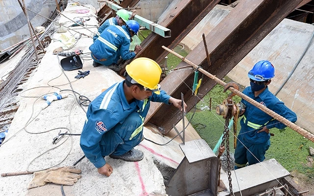 Công nhân thi công cống ngăn thủy triều Bến Nghé thuộc Dự án “ Giải quyết ngập do triều khu vực TP Hồ Chí Minh có xét đến yếu tố biến đổi khí hậu - giai đoạn 1”.