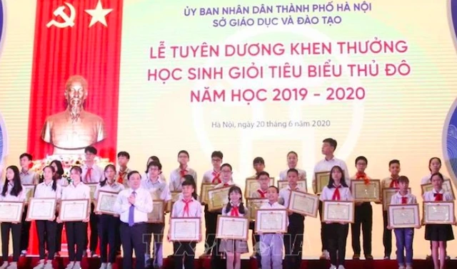 Tuyên dương học sinh giỏi tiêu biểu năm học 2019-2020 của Thủ đô Hà Nội (Ảnh: NGUYỄN CÚC - TTXVN)
