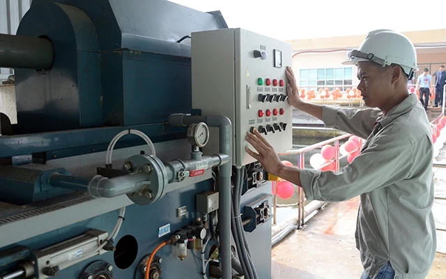 Vận hành dây chuyền xử lý nước thải tại Nhà máy xử lý nước thải Khu công nghiệp Thạch Thất - Quốc Oai (Hà Nội). Ảnh: Minh Hà