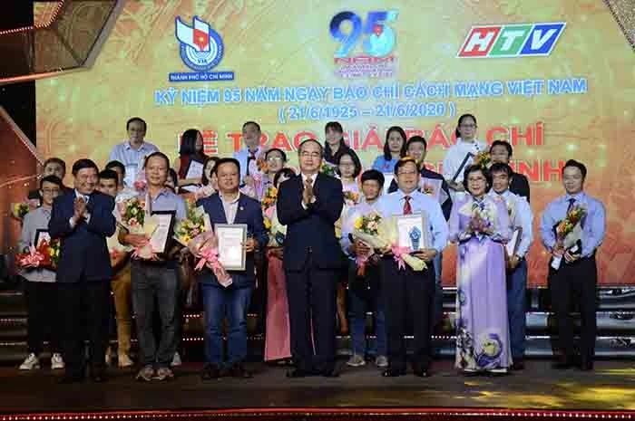 Đồng chí Nguyễn Thiện Nhân và lãnh đạo thành phố trao giải cho các tác giả đạt giải báo chí ở nhóm Chính luận và Công trình tập thể.