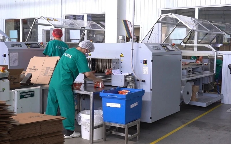 Công nhân đang đóng gói sản phẩm tại nhà máy của Tập đoàn Sostra.