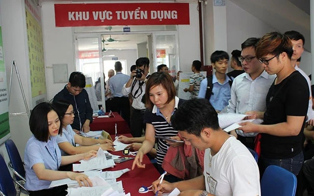 Người lao động tìm hiểu thông tin tại Trung tâm Dịch vụ việc làm Hà Nội (Ảnh: HCES).