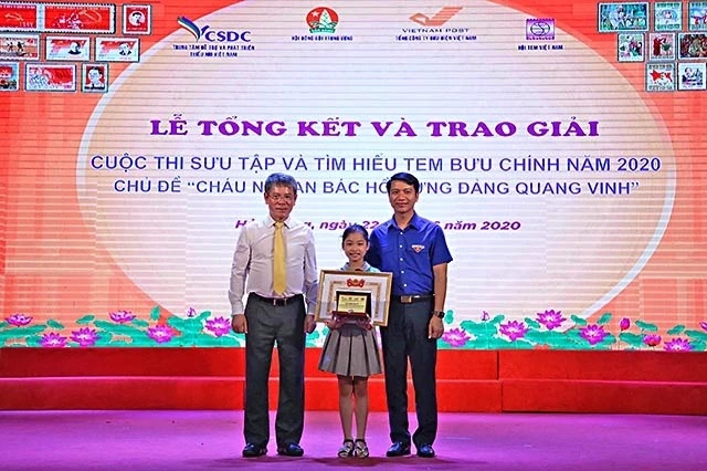 Đại diện Ban tổ chức cuộc thi trao giải Đặc biệt cho thí sinh Lê Thùy Anh.