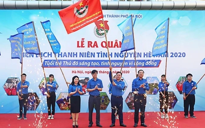 Đại diện Thành đoàn Hà Nội nhận cờ thi đua Chiến dịch Thanh niên tình nguyện hè năm 2020 tại buổi lễ.