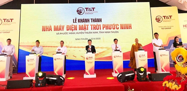 Lãnh đạo tỉnh Ninh Thuận cùng nhà đầu tư nhấn nút khánh thành dự án Nhà máy điện mặt trời Phước Ninh.