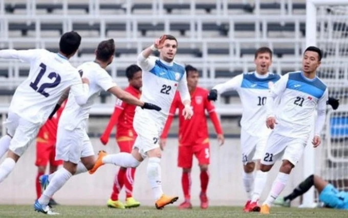 Đội tuyển Kyrgyzstan (áo trắng) là đối thủ vừa tầm để đội tuyển Việt Nam “làm nóng” trước loạt trận quyết định tại bảng G Vòng loại thứ 2 World Cup 2022, khu vực châu Á. (Ảnh: VFF)