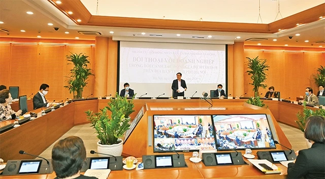 Hội nghị đối thoại giữa lãnh đạo TP Hà Nội với doanh nghiệp nhằm tháo gỡ những vướng mắc, khó khăn trong bối cảnh dịch Covid-19. Ảnh: DUY LINH