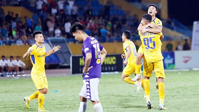 Đương kim vô địch Hà Nội FC bất ngờ để thua 0-1 trước Sông Lam Nghệ An tại vòng 5 V-League. Ảnh: LÊ MINH