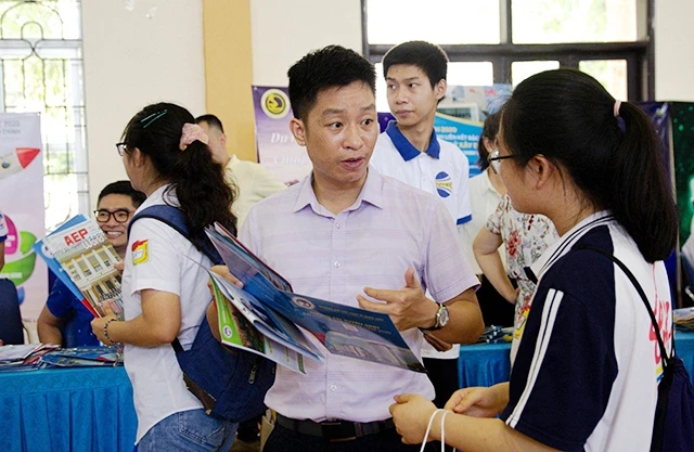Học sinh Trường THPT chuyên Hùng Vương (Phú Thọ) tìm hiểu thông tin tại chương trình Tư vấn tuyển sinh - Hướng nghiệp do Trường đại học Kinh tế quốc dân tổ chức. Ảnh: HÀ THU