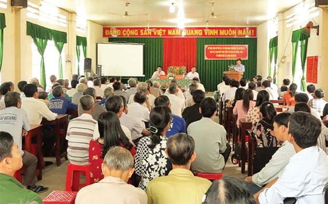 Buổi đối thoại giữa lãnh đạo Huyện ủy Hồng Ngự (Đồng Tháp) với nhân dân.