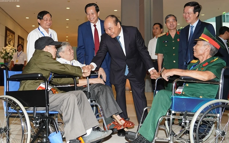 Thủ tướng Nguyễn Xuân Phúc thăm hỏi các đồng chí thương binh nặng nhân kỷ niệm 72 năm ngày Thương binh - Liệt sĩ. Ảnh: Quang Hiếu/VGP.