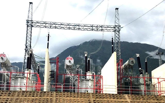 Máy biến áp AT1 (500/220/35 kV - 450 MVA) tại TBA 500 kV Lai Châu.