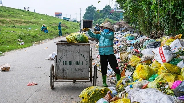 Việc xử lý rác thải ở nông thôn hiện nay còn thủ công, chưa được đầu tư đúng mức.
