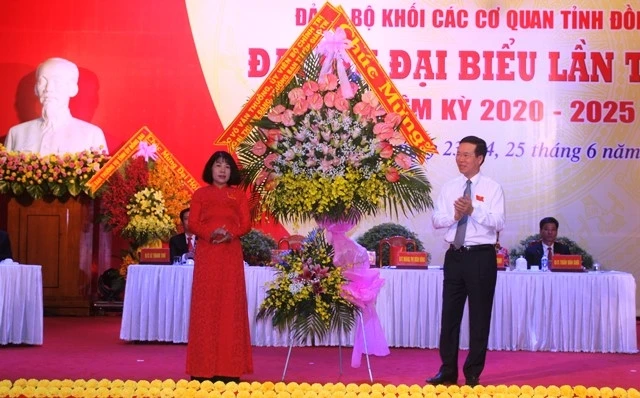 Đồng chí Võ Văn Thưởng tặng lẵng hoa chúc mừng Đại hội.
