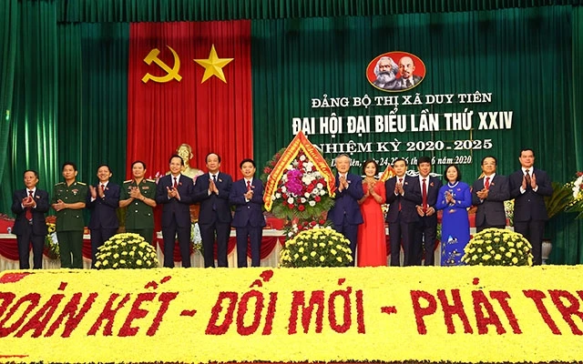 Các đồng chí lãnh đạo tặng hoa, chúc mừng Đại hội Đảng bộ thị xã Duy Tiên (Ảnh: Đào Phương).